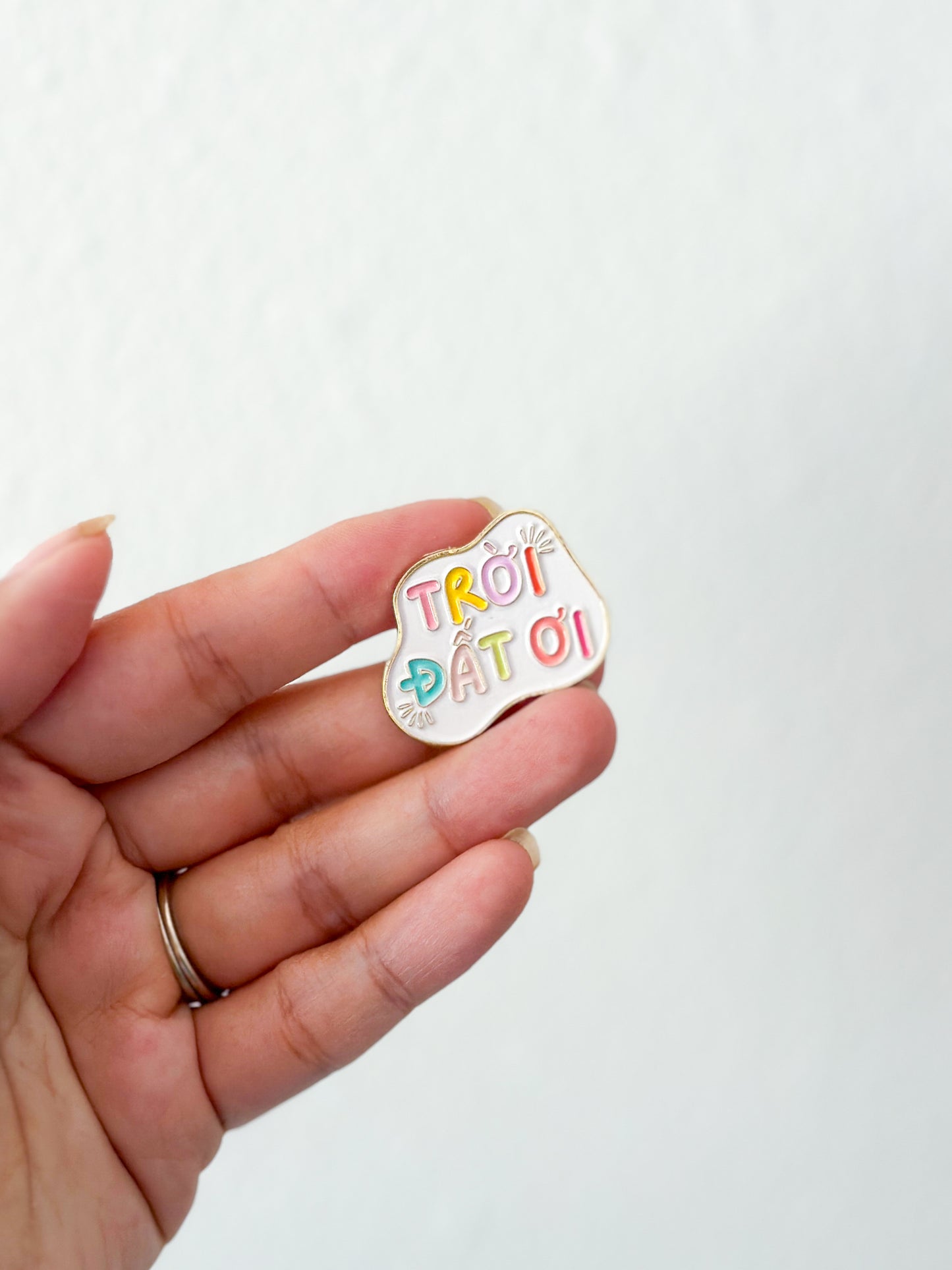 Troi Dat Oi Enamel Pin
